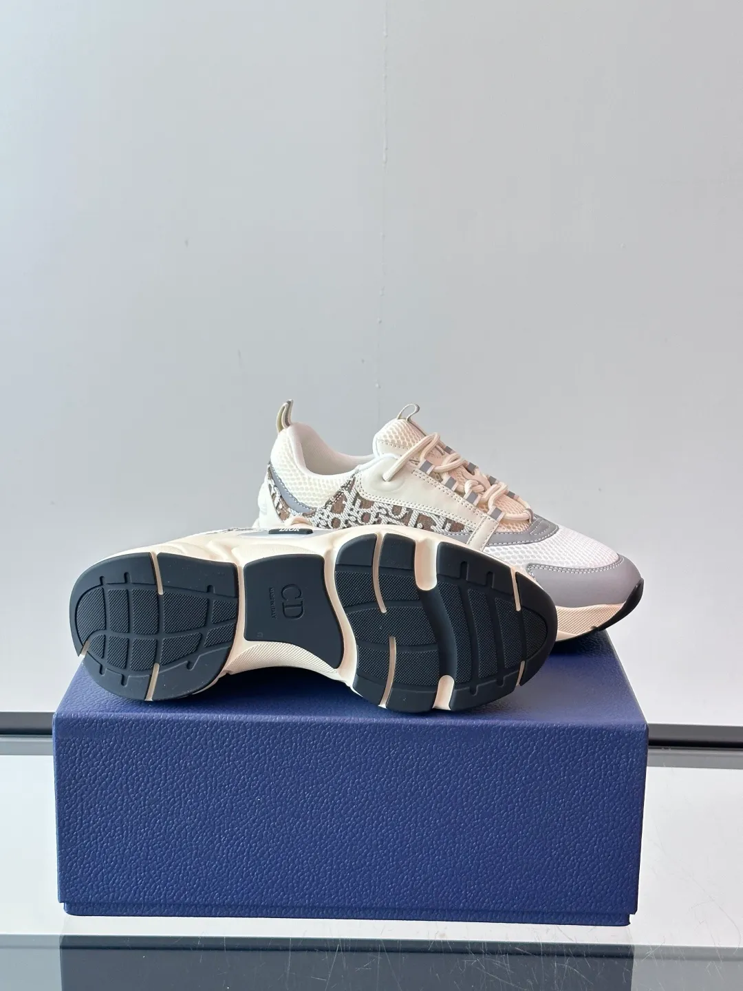 Factory price: 480💰 ◾️▫️Dior D®️ x 🆕 (high version) B22 men's jogging fashion sneakers, this single product draws inspiration from retro jogging shoes. It adopts a thick low-top design, with an upper made of black cow leather and mesh fabric, and a black and white engraved rubber sole. Black mesh fabric tongue and heel counters complement black laces, with an embossed "Di~r" logo embellishment on the side. These sneakers can be mixed and matched with a classic suit for a sporty chic look! Size: 39-45 (38, 46, 47 can be customized)